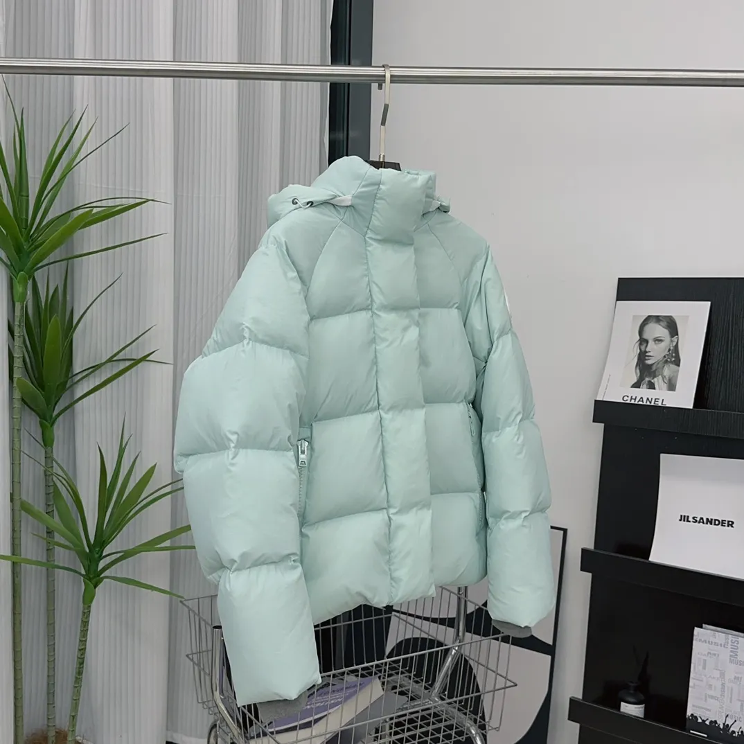 P760 [Melting Blue] Style number: Y109 𝘾𝘼𝙉𝘼𝘿𝘼 𝙂𝙊𝙊𝙎𝙀/Canada Goose 2602LB1 Capsule Series Macaron Parka Size: XS S M Down: National standard 80% white duck down, light weight and strong warmth retention. Fabric: Made of soft EnduraLuxe fabric imported from DuPont, CORDURA, USA, which enhances the durability of easy-to-wear parts, is lightweight and durable; the liner is made of 400T anti-velvet gallbladder, which is comfortable, soft and non-velvet.